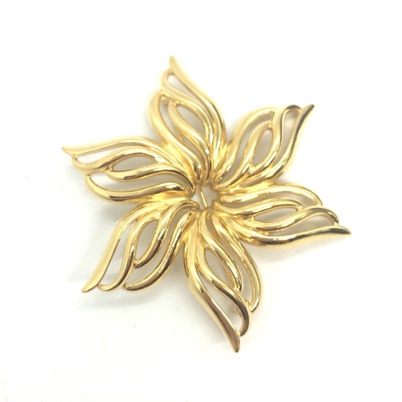 VINTAGE MONET FLOWER BROOCH LARGE OPEN WORK STATEMENT GOLD TONE DOMED PIN WHEEL - Picture 14 of 14
